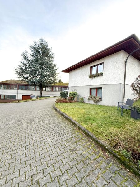 Mehrgenerationenhaus mit großer Halle für Produktion oder Lager